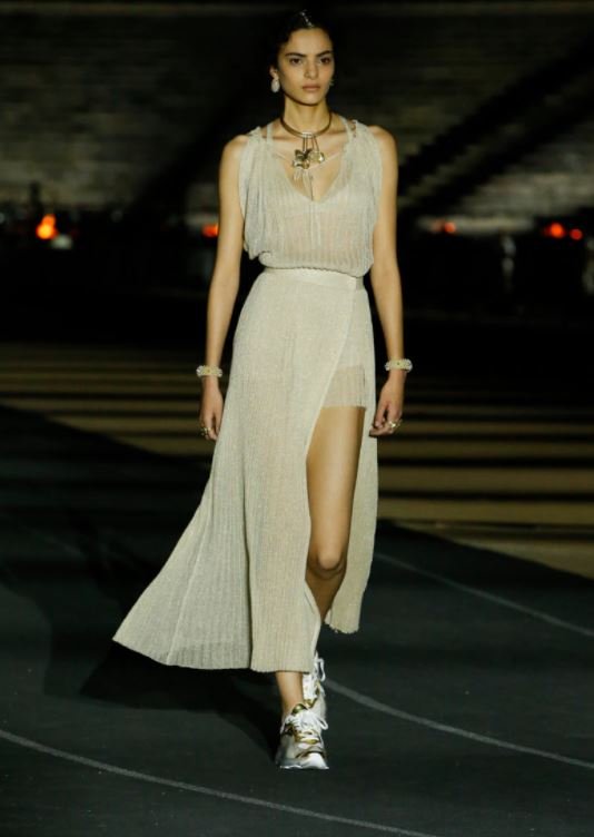 Χαρακτηριστική δημιουργία που παραπέμπει στην Ισιδώρα Ντάνκαν και στην αντιληψή της για τον χορό, την ελευθερία, την αρχαιοελληνική εικόνα / DIOR