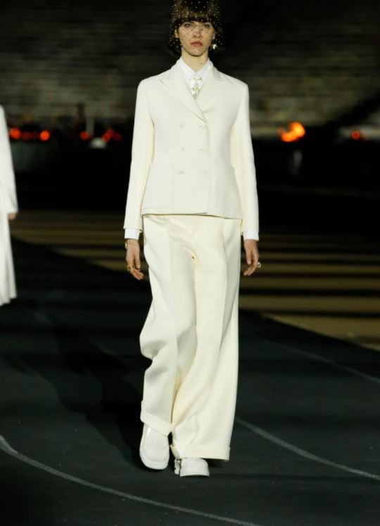 Χαρακτηριστικό λευκό κοστούμι με αναφορά στην Μάρλεν Ντίτριχ / DIOR