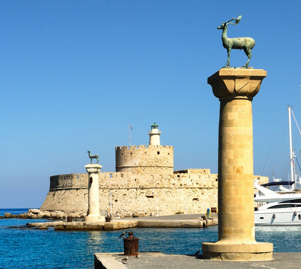 Τα Ελαφάκια στο λιμάνι της Ρόδου. Σύμφωνα με την παράδοση βρίσκονται στο σημείο όπου στέκονταν κάποτε ο κολοσσός της Ρόδου.