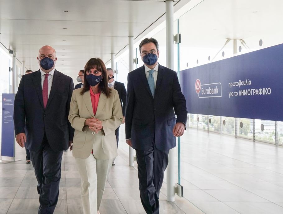 H Α.Ε. Πρόεδρος της Δημοκρατίας Κατερίνα Σακελλαροπούλου με τον Πρόεδρο του Διοικητικού Συμβουλίου της Eurobank Γιώργο Ζανιά και τον Διευθύνοντα Σύμβουλο της Eurobank, Φωκίωνα Καραβία