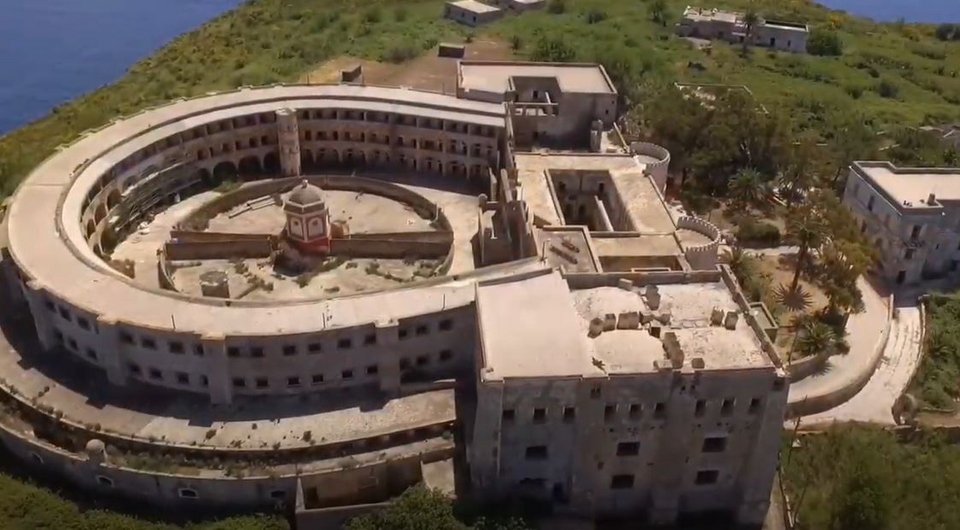 Η φυλακή του Σάντο Στεφάνο σε πεταλοειδές σχήμα
