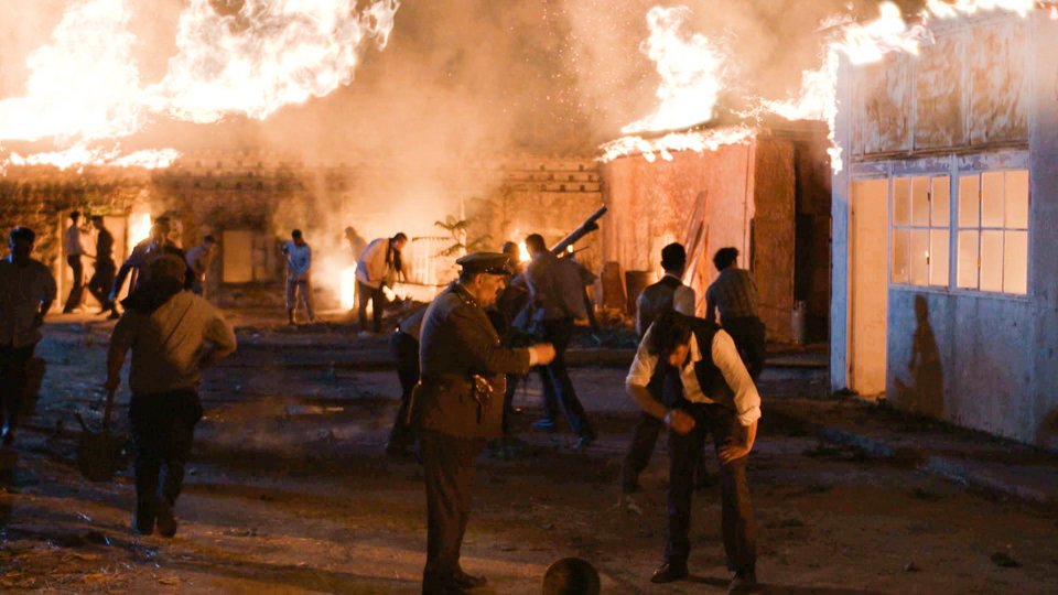 Οι φλόγες που κατακαίνε μέρος του χωριού είναι πράγματι εντυπωσιακές