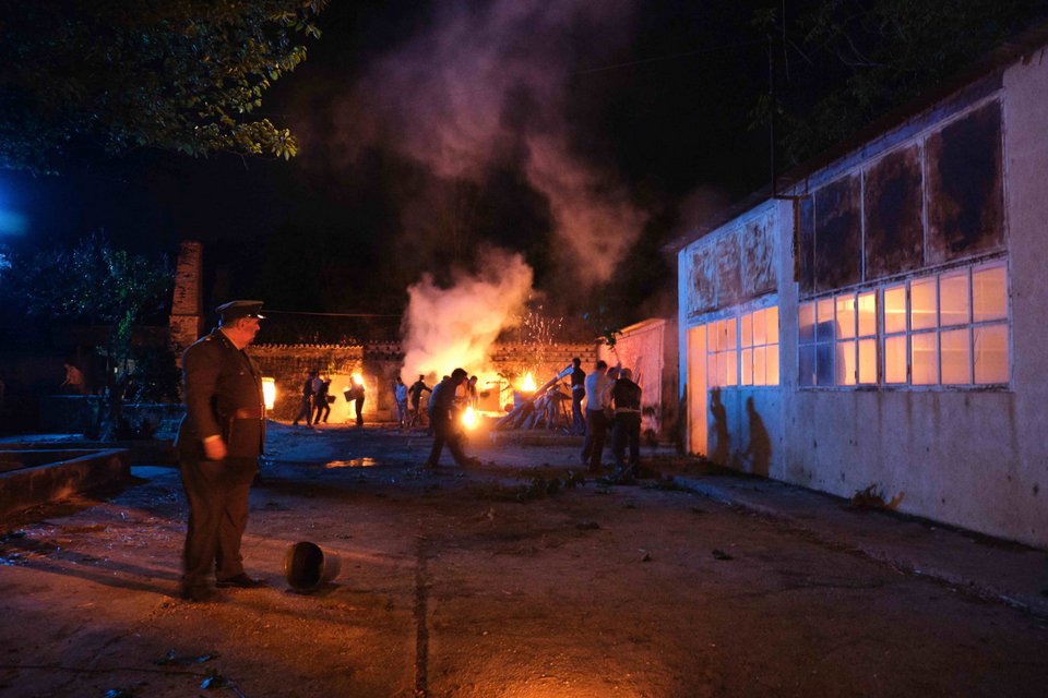 Ο Προύσαλης παρακολουθεί απογοητευμένος τη φωτιά