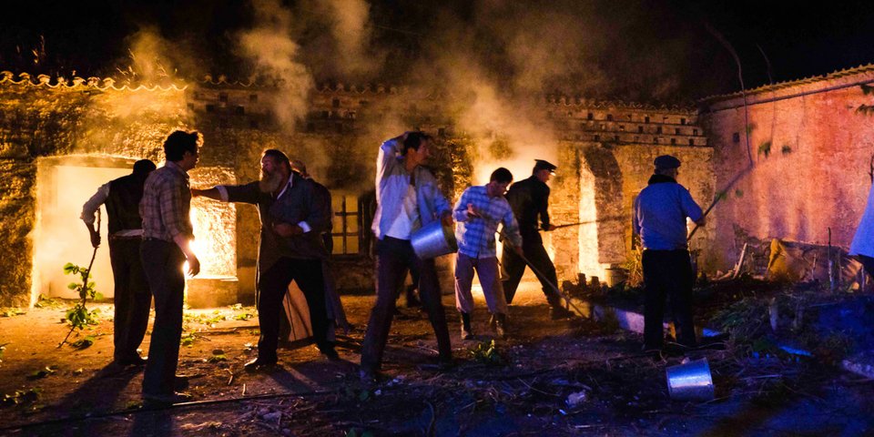 Ο Κωνσταντής και ο παπάς στο Διαφάνι βοηθούν στην κατάσβεση