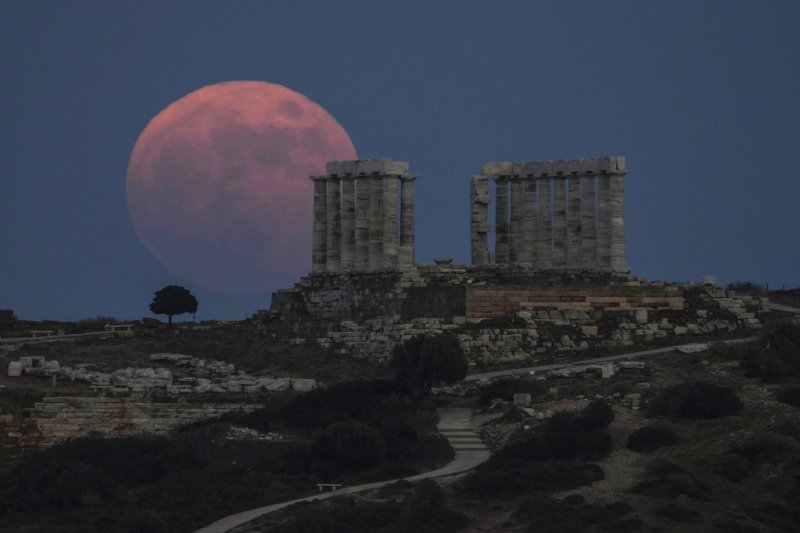 Το φεγγάρι της Φράουλας apimages