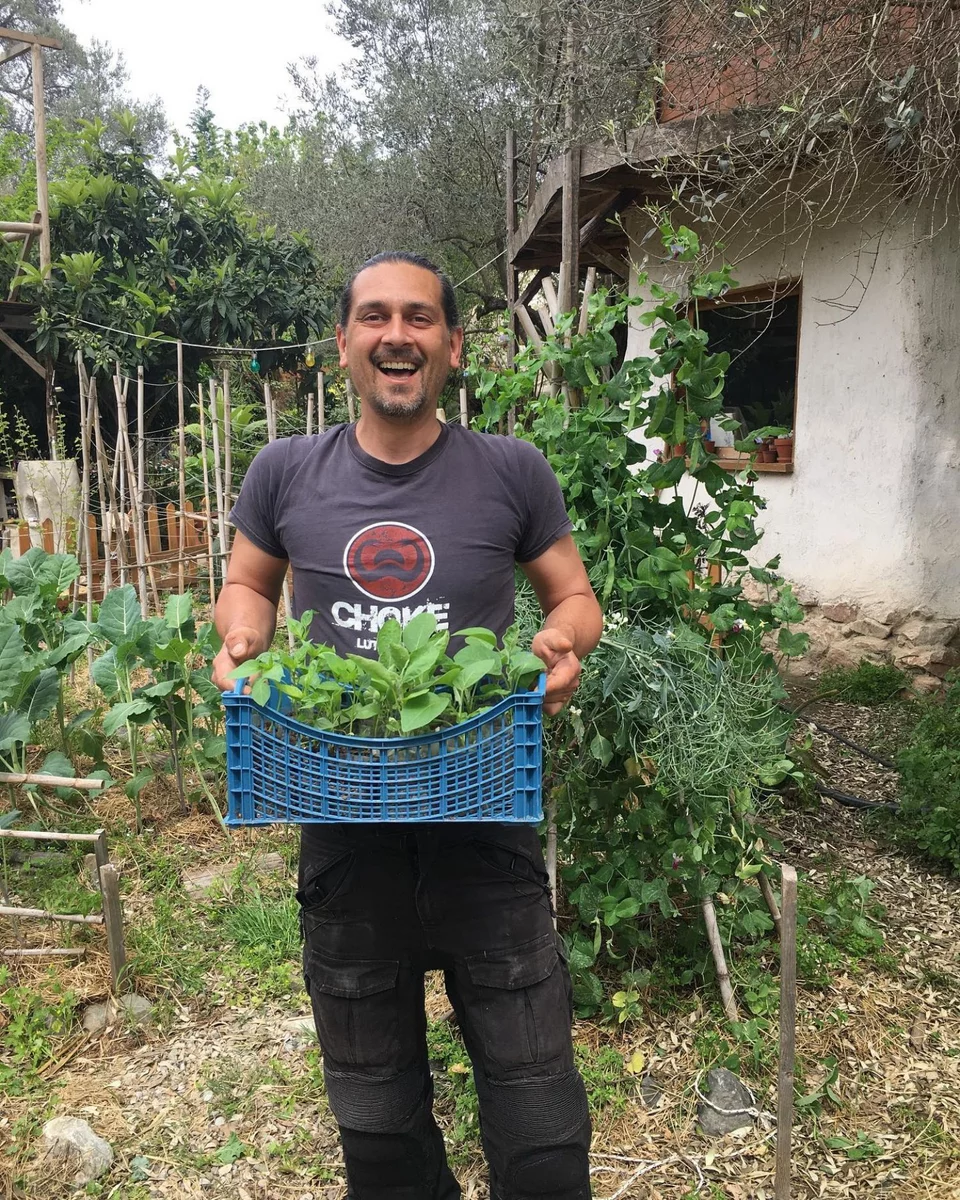 Επειδή η θεωρία δεν αρκεί για να πείσεις τους άλλους να αλλάξουν ζωή, ο Απόστολος Σιάνος αποφάσισε να κάνει πράξη τις πράσινες ιδέες του φτιάχνοντας το πρώτο οικολογικό χωριό της Ελλάδας στη Βόρεια Εύβοια. 