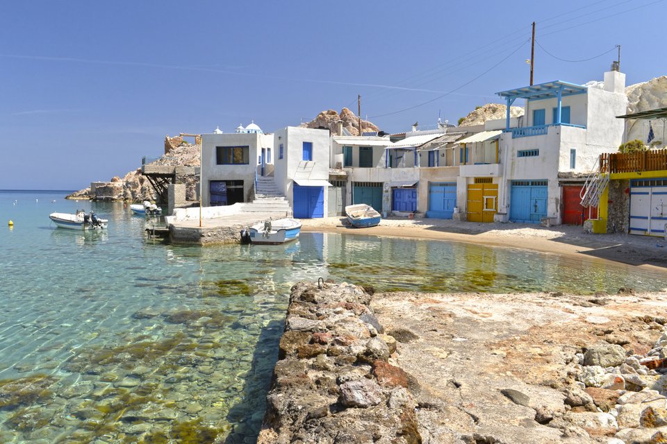 Ο Φυροπόταμος είναι ένα μικρός οικισμός και συγχρόνως μια πολύ όμορφη παραλία στην βόρεια Μήλο/Φωτογραφία: Shutterstock