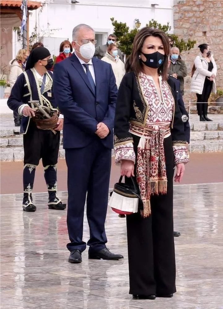 Η Γιάννα Αγγελοπούλου με το ίδιο τσαντάκι