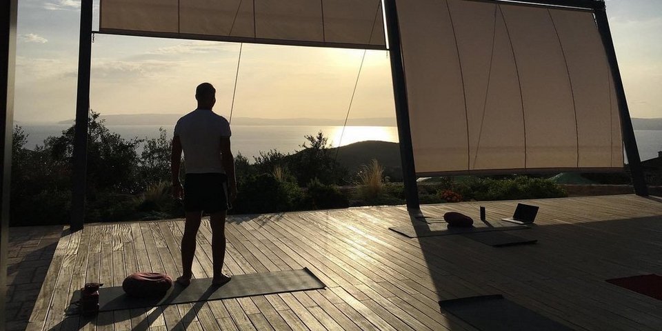 Ο Γιώργος Μητσικώστας φωτογραφίζεται στο ξύλινο deck για γιόγκα του Zen Rocks / Φωτογραφία από το αρχείο του