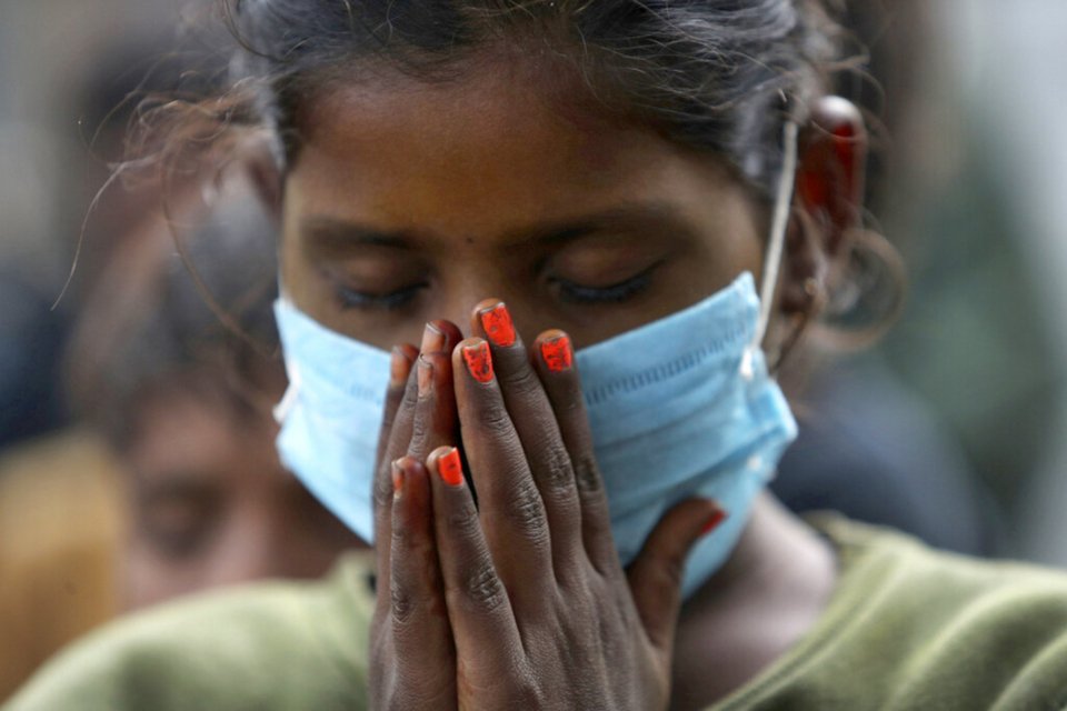 Ινδή κοπέλα με μάσκα