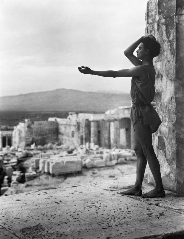 Η Νelly φωτογραφίζει τον Ιόλα στην Ακρόπολη γύρω στο 1920