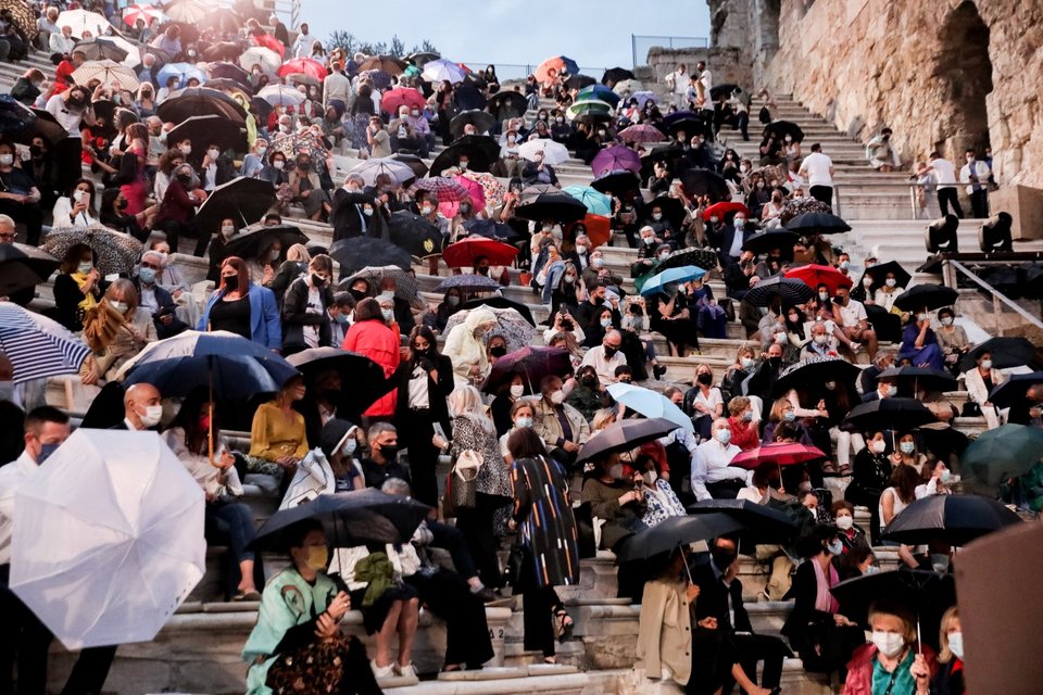 Παρά το ψιλόβροχο, ο κόσμος δεν πτοήθηκε / Φωτογραφία: EUROKINISSI / ΓΙΑΝΝΗΣ ΠΑΝΑΓΟΠΟΥΛΟΣ