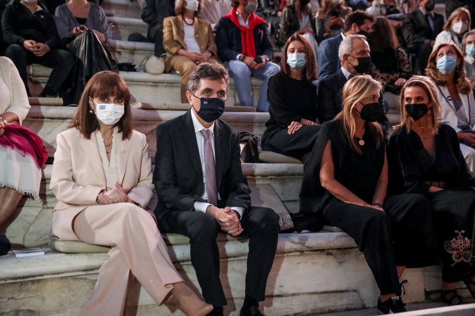 Η ΠτΔ Κατερίνα Σακελλαροπούλου με τον σύντροφό της Παύλο Κοτσώνη στο Ηρώδειο, και δεξιά η Μαρέβα Μητσοτάκη / Φωτογραφία: EUROKINISI / ΓΙΑΝΝΗΣ ΠΑΝΑΓΟΠΟΥΛΟΣ