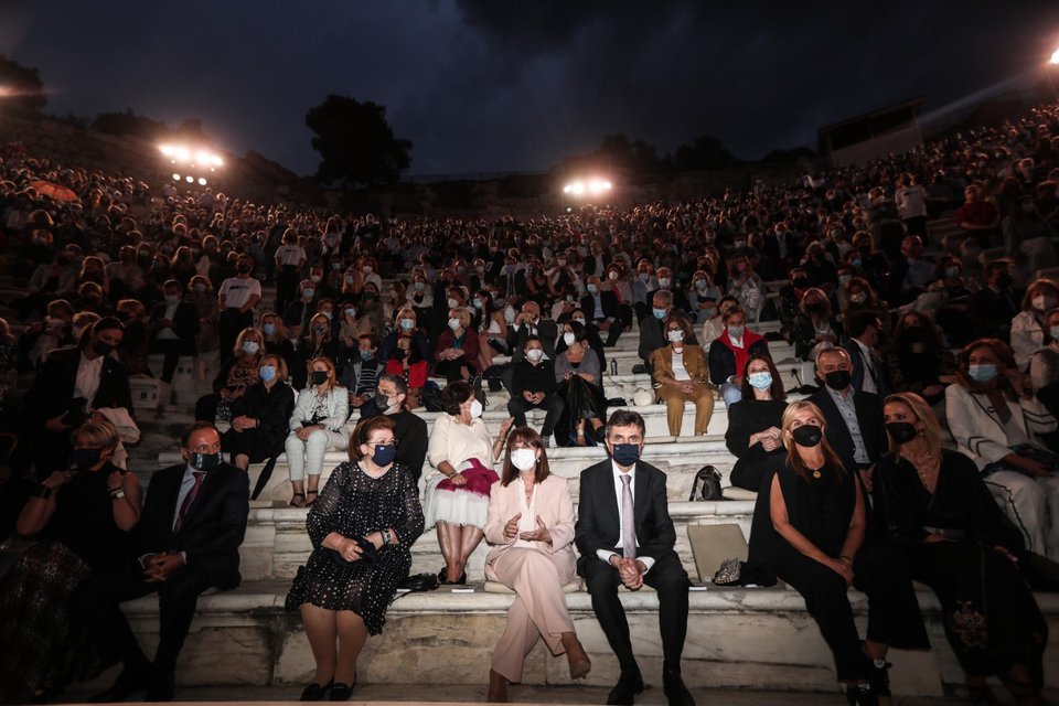Από αριστερά: Η υπ. Πολιτισμού Λίνα Μενδώνη, η ΠτΔ Κατ. Σακελλαροπούλου, ο Π. Κοτσώνης και η Μαρέβα Μητσοτάκη -Φωτογραφία: ΓΤ ΠτΔ ΜΑΝΩΛΟΠΟΥΛΟΣ ΘΟΔΩΡΗΣ