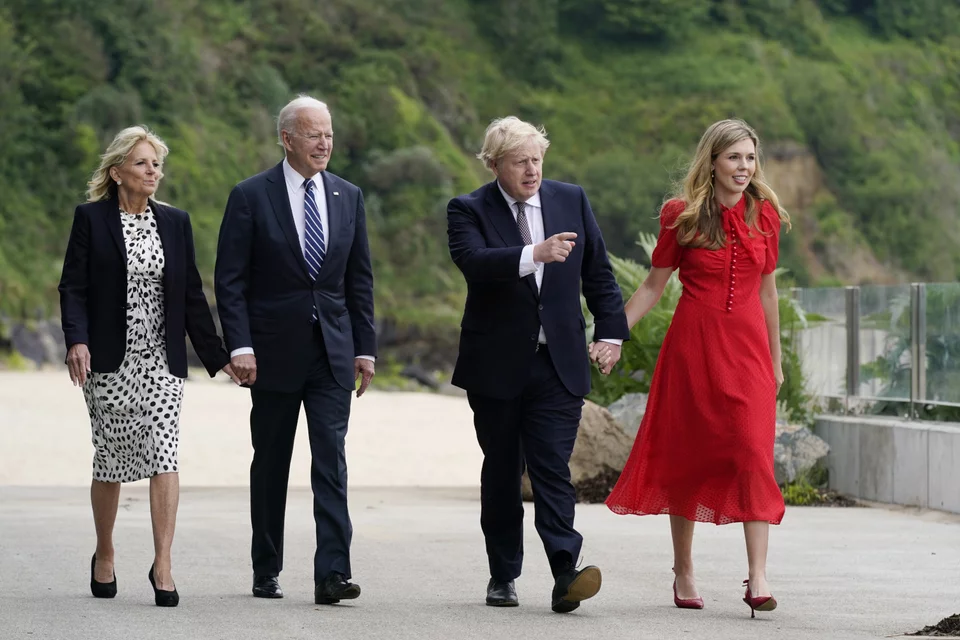 Ο πρωθυπουργός της Βρετανίας με την σύζυγό του και ο Αμερικανός πρόεδρος με την δική του περπατούν κατά μήκος της παραλίας 
