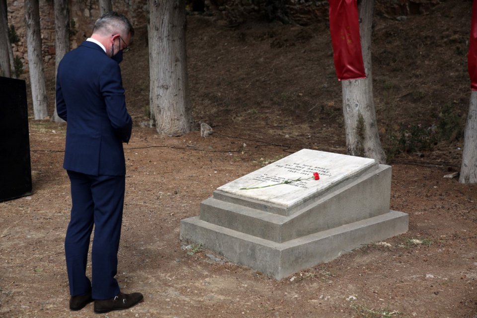 O υφυπουργός Εξωτερικών της Γερμανίας Μίχαελ Ροτ, αποτίει φόρο τιμής στους εκτελεσθέντες από τους Ναζί στο Σκοπευτήριο της Καισαριανής -Φωτογραφία: ΑΠΕ-ΜΠΕ/ΑΛΕΞΑΝΔΡΟΣ ΜΠΕΛΤΕΣΑΠΕ-ΜΠΕ/ΑΛΕΞΑΝΔΡΟΣ ΜΠΕΛΤΕΣ