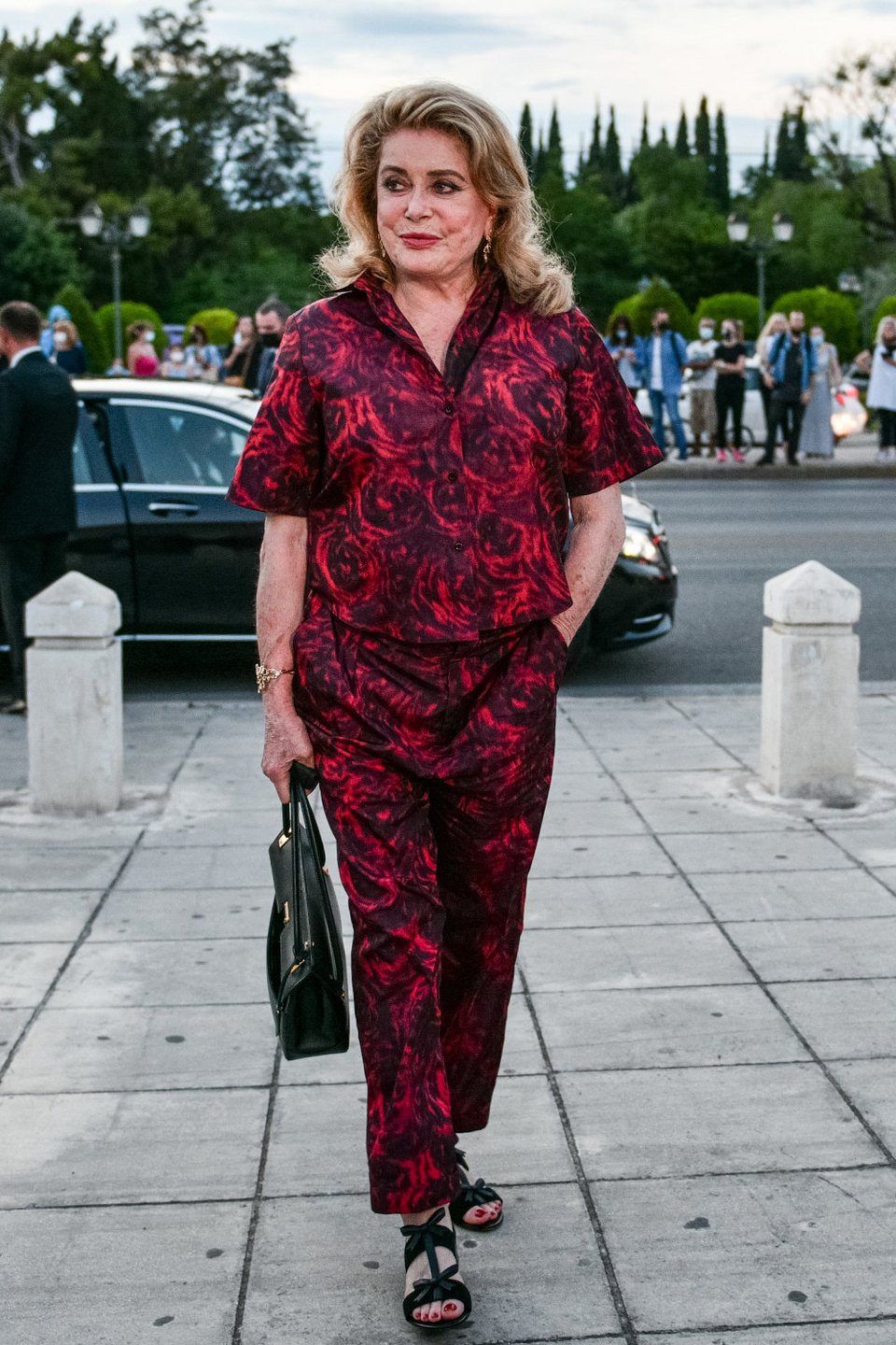 Η παρουσία της Κατρίν Ντενέβ στην επίδειξη μόδας του οίκου Dior