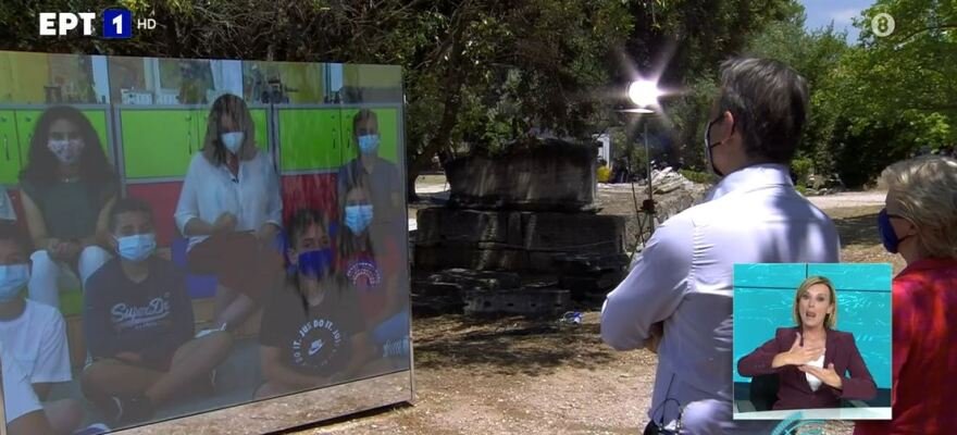 Η Νίκη Κεραμέως σε ζωντανή σύνδεση με την Αρχαία Αγορά, έχοντας μαζί της μαθητές Δημοτικού