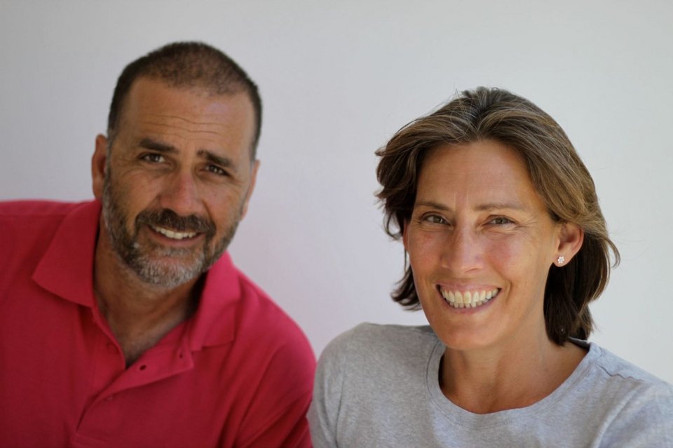 Ο Κώστας Μαρούλης και η Marcie Mayer γνωρίστηκαν όταν εκείνη ήρθε με την κόρη της στην Τζια για να χτίσει μια νέα ζωή από την αρχή, αφού είχε μόλις κλείσει το εστιατόριό της στου Ψυρρή.