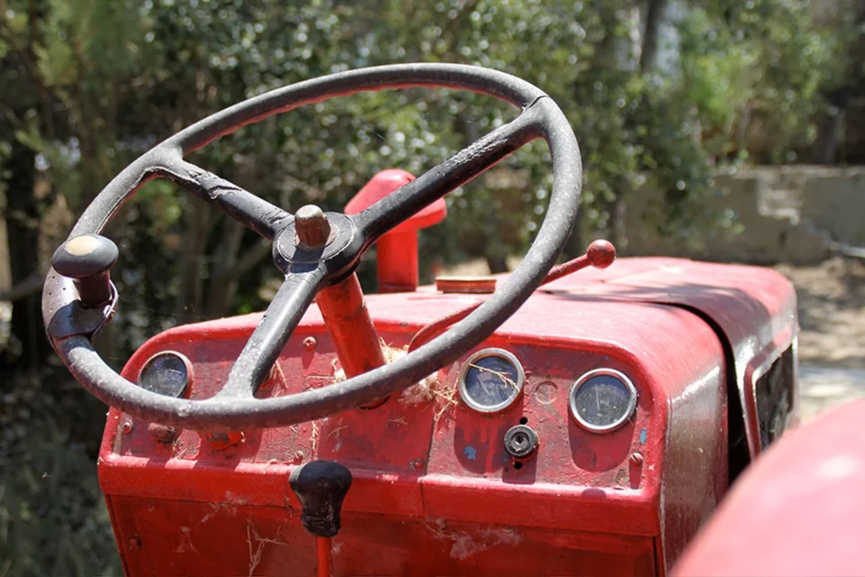 Το κόκκινο τρακτέρ που υπήρχε στο κτήμα από τον παππού του Κώστα Μαρούλη έγινε το σήμα κατατεθέν του ξενώνα και της φάρμας Red Tractor Farm.