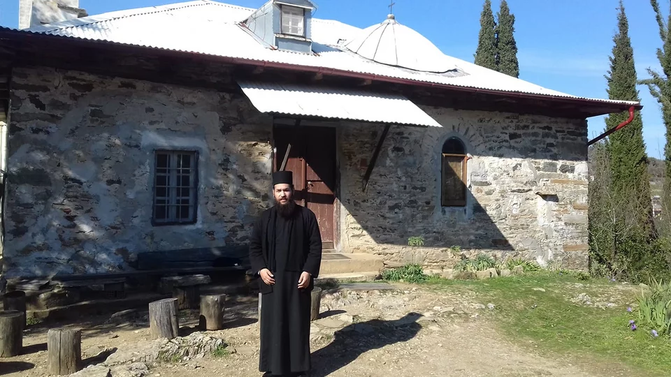 Σύμφωνα με το orthodoxtimes, δράστης είναι ο 37χρονος ιερέας Θ.Κ. με καταγωγή από χωριό των Σερρών 