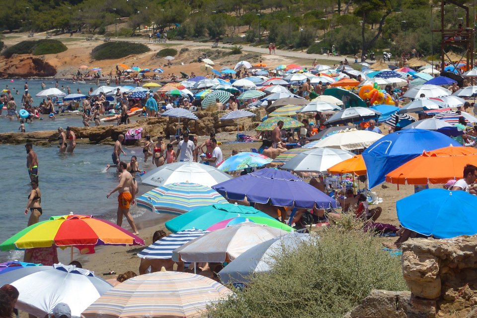 Γέμισε ομπρέλες η παραλία της Βάρκιζας / Φωτογραφία: Eurokinissi