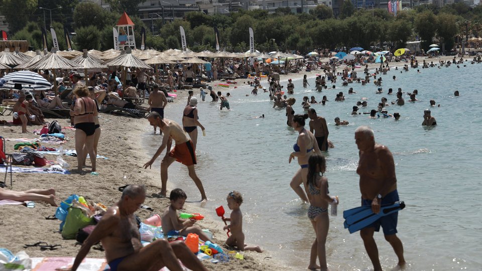 Κοσμοσυρροή σε παραλία της Αττικής / Intime