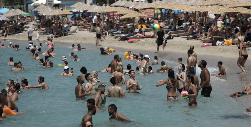 Κοσμοσυρροή σε παραλία της Αττικής / Intime
