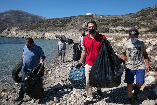 Ο υπουργός Περιβάλλοντος και Ενέργειας, Κώστας Σκρέκας στην Αμοργό