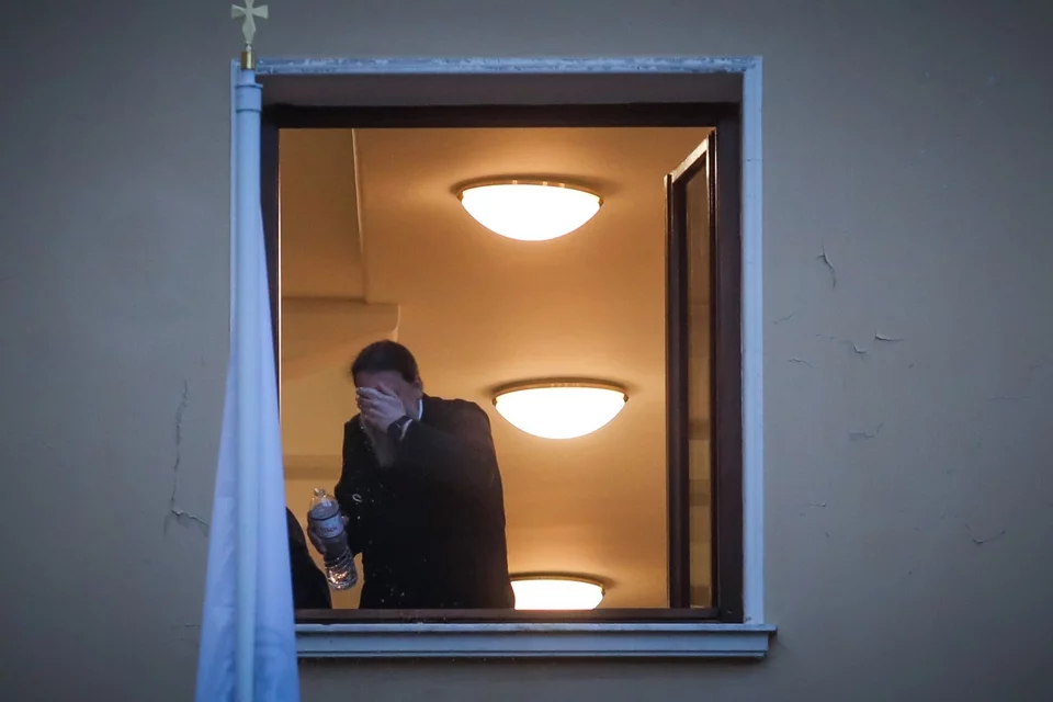 Ιερέας στη Μονή Πετράκη ξεπλένει το πρόσωπό του με νερό μετά την επίθεση με βιτριόλι / Φωτογραφία: ΣΩΤΗΡΗΣ ΔΗΜΗΤΡΟΠΟΥΛΟΣ/EUROKINISSI