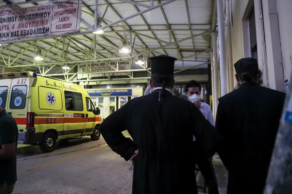 Ιερείς στο «Λαϊκό» για να μάθουν για την πορεία της υγείας των μητροπολιτών που δέχθηκαν την επίθεση με το καυστικό υγρό / Φωτογραφία: ΣΩΤΗΡΗΣ ΔΗΜΗΤΡΟΠΟΥΛΟΣ/EUROKINISSI