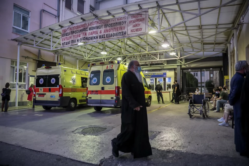 Ιερείς στο «Λαϊκό» για να μάθουν την πορεία της υγείας των μητροπολιτών που δέχθηκαν την επίθεση με το καυστικό υγρό / Φωτογραφία: ΣΩΤΗΡΗΣ ΔΗΜΗΤΡΟΠΟΥΛΟΣ/EUROKINISSI