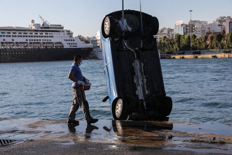 ΙΧ έπεσε στο λιμάνι του Πειραιά
