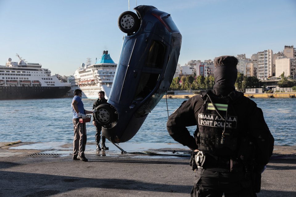 ΙΧ έπεσε στο λιμάνι του Πειραιά