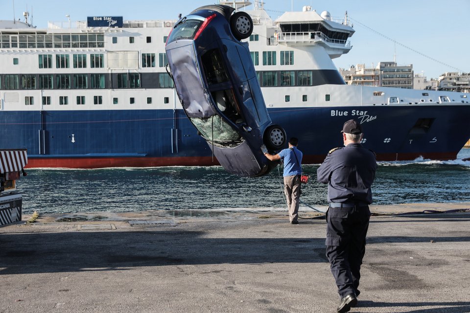 ΙΧ έπεσε στο λιμάνι του Πειραιά