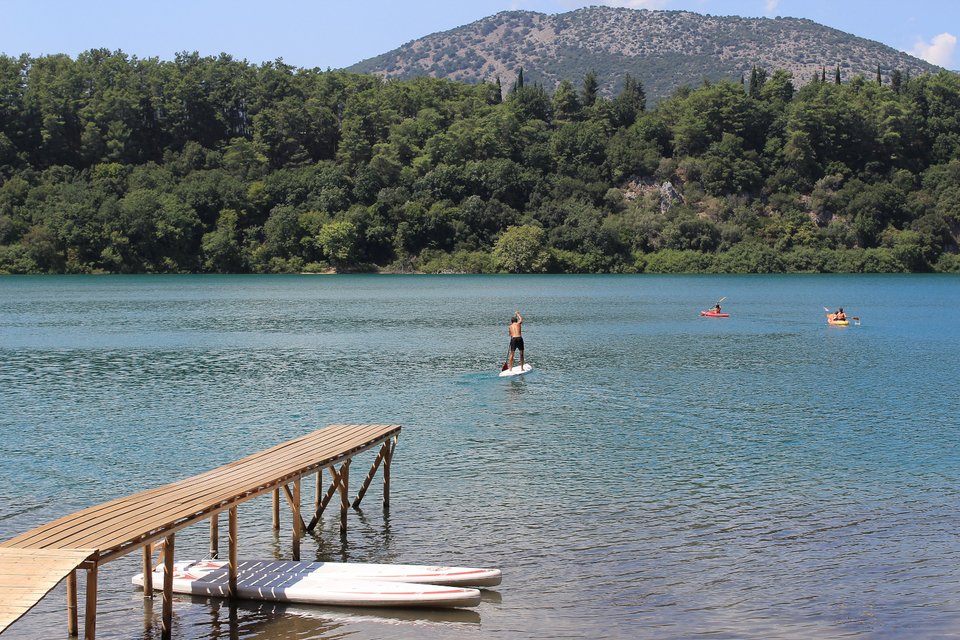 Κωπηλασία με κανό, καγιάκ στη λίμνη Ζηρού/Φωτογραφία: Shutterstock