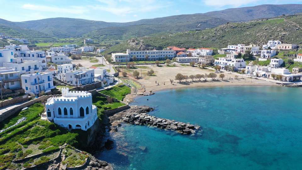 Τα Λουτρά από ψηλά, διάσημα για τις ιαματικές πηγές του στο νησί της Κύθνου.