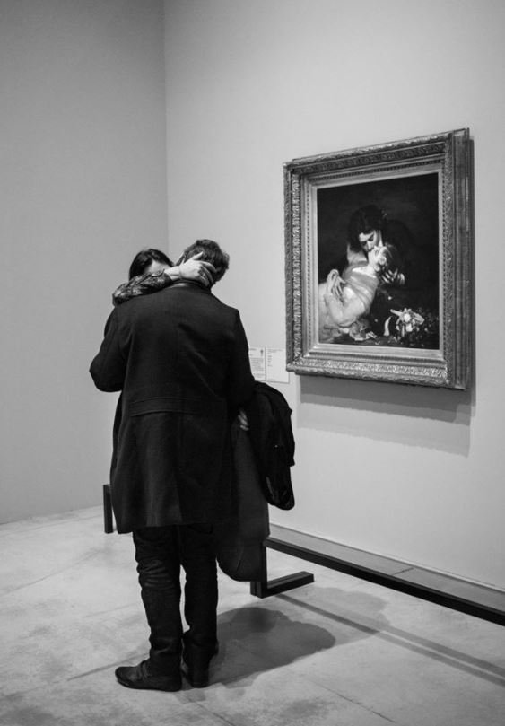 Mια από τις πλέον διάσημες φωτογραφίες του  Gérard Uféras, το φιλί στο Μουσείο του Λούβρου / Instagram