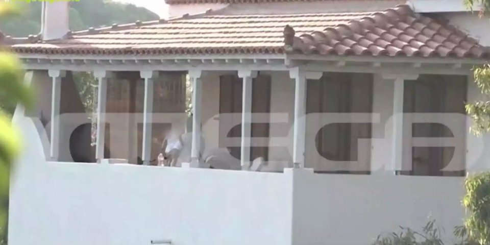 Η μητέρα της Καρολάιν Κράουτς στο μπαλκόνι του σπιτιού της στην Αλόννησο με τη μικρή Λυδία / Φωτογραφία: MEGA