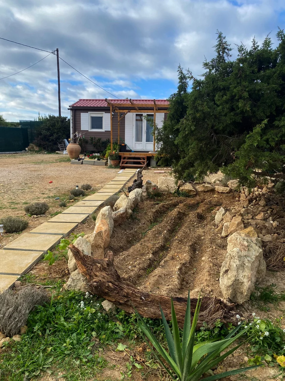 Το να ασχολείσαι με τη γη είναι ένα είδος διαλογισμού. Για τον Μάνο Βυνιχάκη το να φυτεύει λαχανικά στα παρτέρια και το μποστάνι είναι μια καθημερινή ιεροτελεστία ευεξίας.