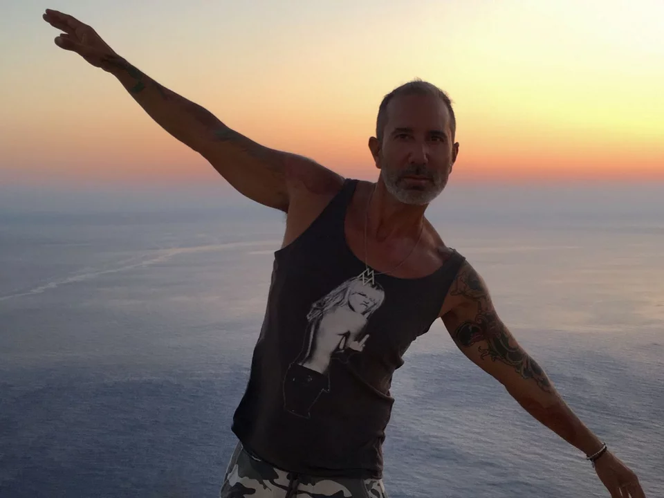 Κάθε πρωί ο Μάνος Βυνιχζάκης ξυπνάει νωρίς για να απολαύσει την ανατολή του ηλίου και το απέραντο γαλάζιο της Μεσογείου. 