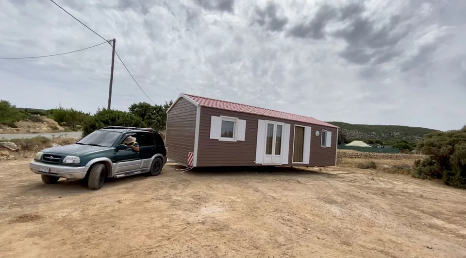 O καταξιωμένος make up artists Μάνος Βυνιχάκης αγόρασε τον Ιούνιο το 2020 ένα οικόπεδο στη Γαύδο και έστησε σε αυτό μια τροχοβίλα που μετέφερε μόνος του με το αυτοκίνητό του. 