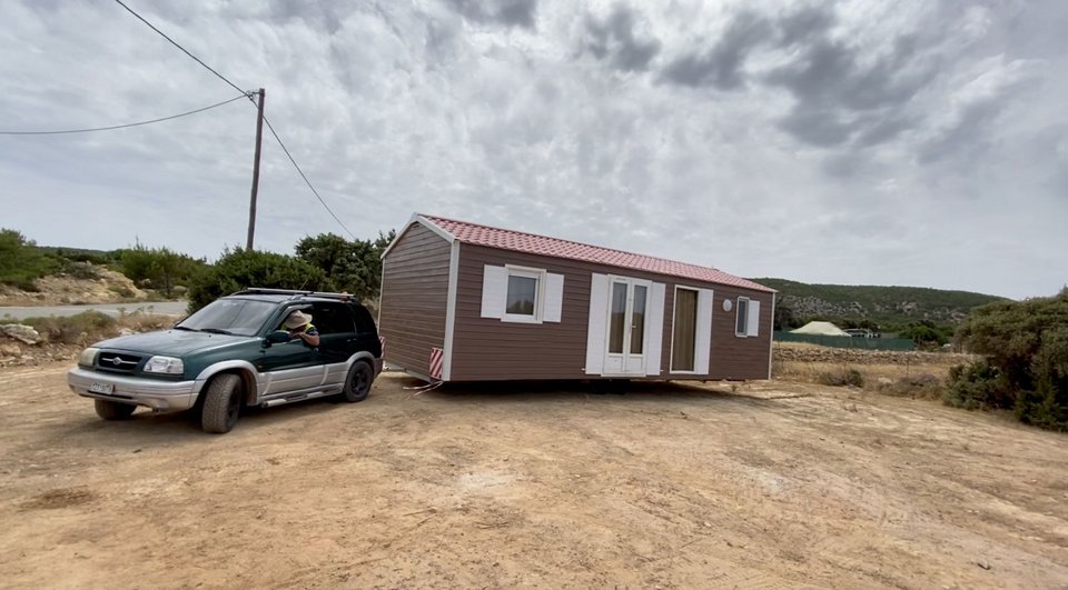 O καταξιωμένος make up artist Μάνος Βυνιχάκης αγόρασε τον Ιούνιο το 2020 ένα οικόπεδο στη Γαύδο και έστησε σε αυτό μια τροχοβίλα που μετέφερε μόνος του με το αυτοκίνητό του