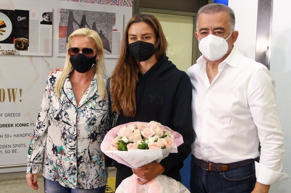 Η Μαρία Σάκκαρη με τους γονείς της/ Φωτογραφία: Eurokinissi