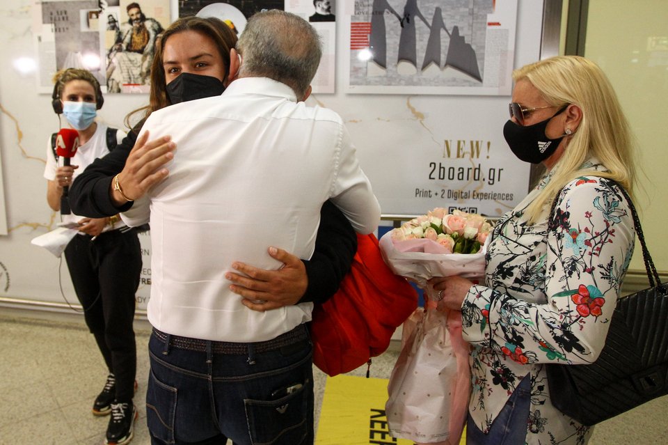 Η Μαρία Σάκκαρη με τους γονείς της/ Φωτογραφία: Eurokinissi