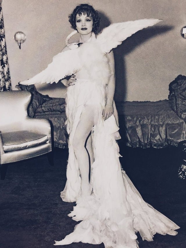 Η Μάρλεν Ντίντριχ το 1935 ντυμένη Λήδα, δηλαδή κύκνος, σε ένα πάρτι