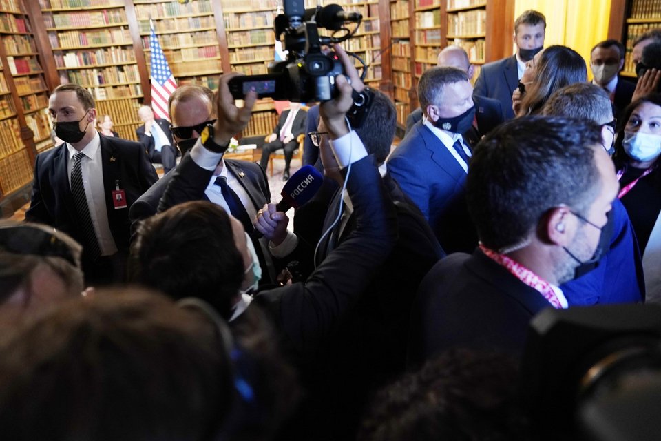 Το χάος με τους δημοσιογράφους μπροστά σε Πούτιν-Μπάιντεν / Φωτογραφία: AP Photo/Patrick Semansky