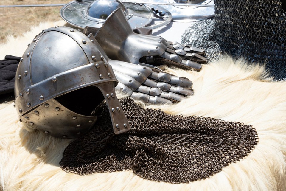Κομμάτια από μεσαιονική πανοπλία / Φωτογραφία: Shutterstock