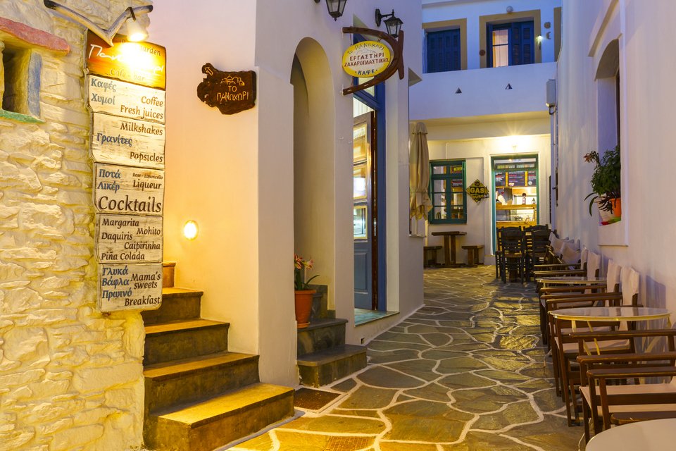 Καφετέριες και μπαρ σε κεντρικό δρόμο στη Μεσσαριά.