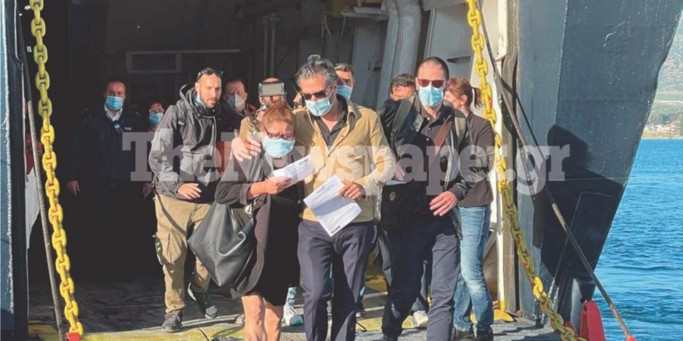Η μητέρα της Καρολάιν Κράουτς έφθασε με τη μικρή Λυδία στην Αλόννησο / Φωτογραφία: thenewspaper.gr